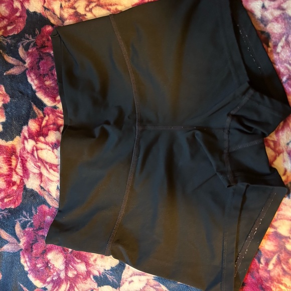 Plain black short shorts - Picture 2 of 3